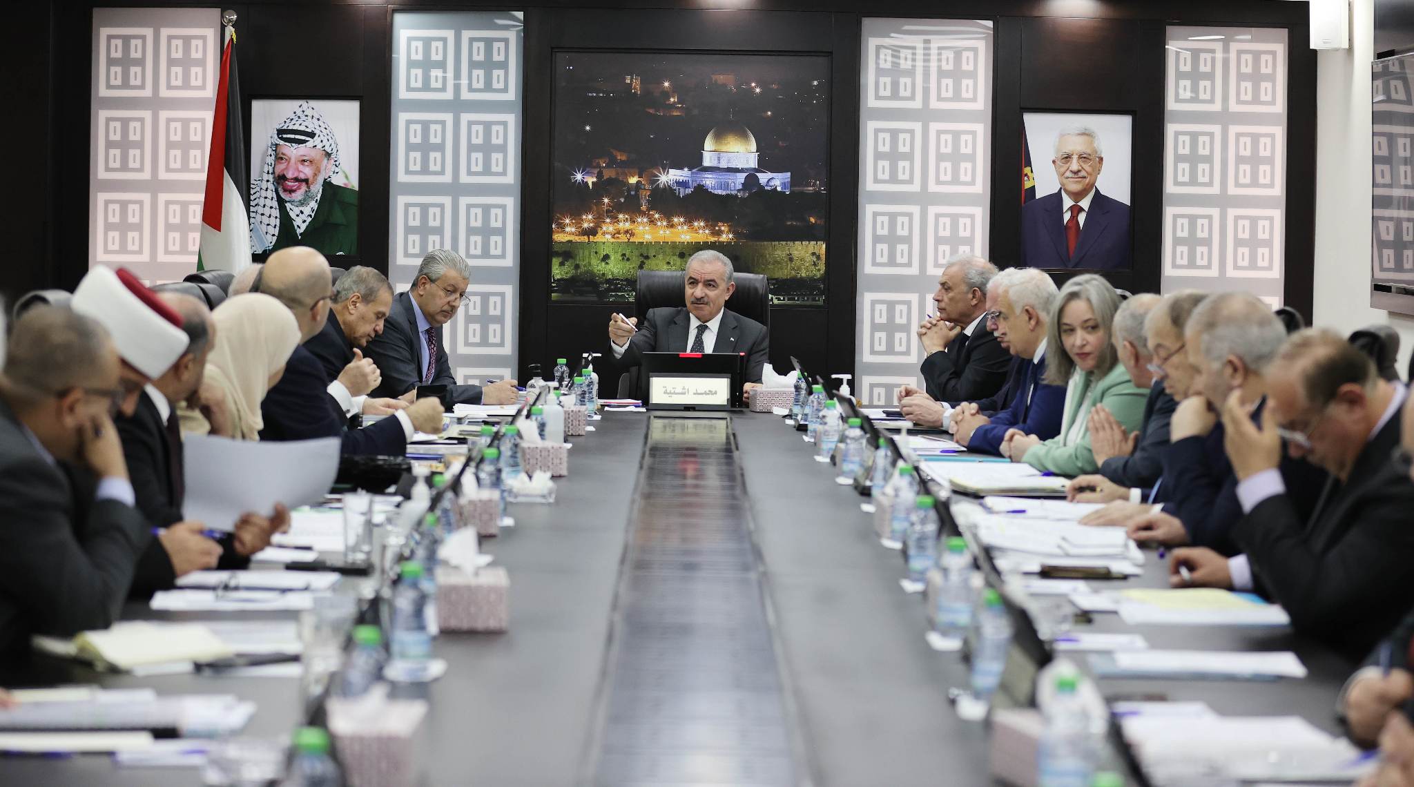 اشتية خلال ترؤسه جلسة مجلس الوزراء